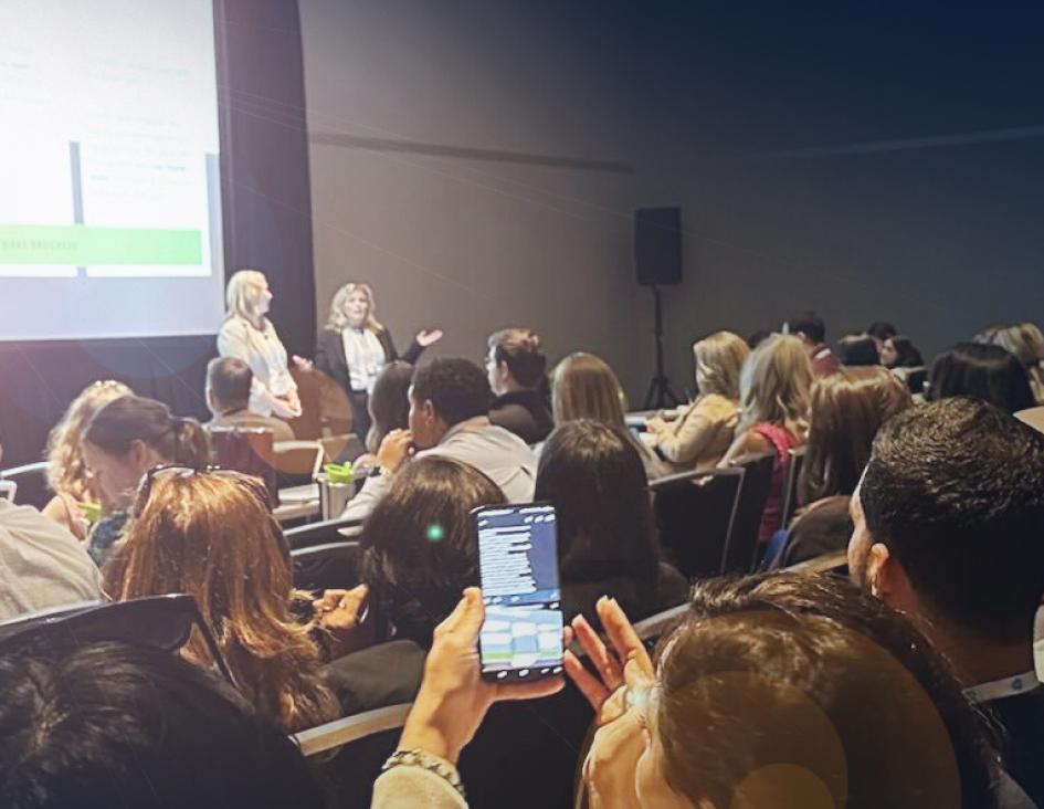 Conference attendees in a packed room at FB2B-23 learning about Fathoms digital marketing capabilities