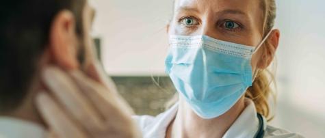 doctor examining patient-article